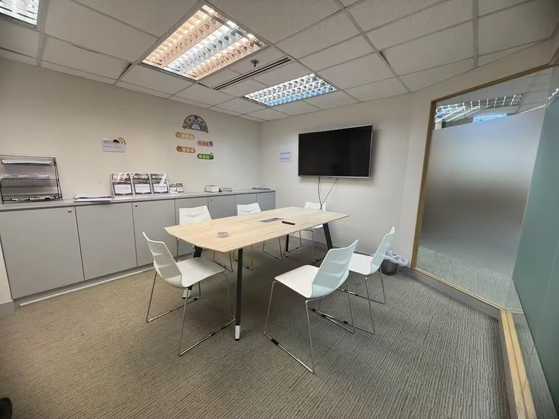 香港尖沙咀校区小班教室（电视 + 会议桌）