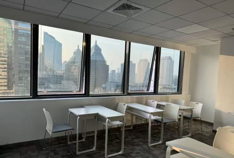 浦东八佰伴校区小班教室（落地窗，城市景观）